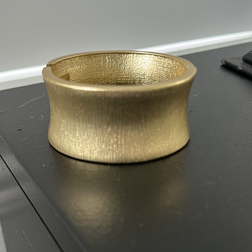 Open Edit NEW Ribbed Hinge Bracelet - Picture 5 of 5